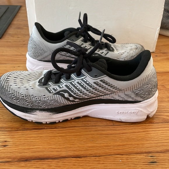 Saucony running sneakers size 6.5 - Picture 3 of 5
